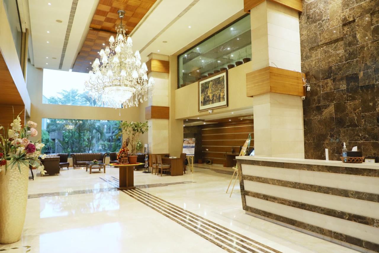 Boulevard 9 Luxury Resort & Spa Nadiād Exteriör bild