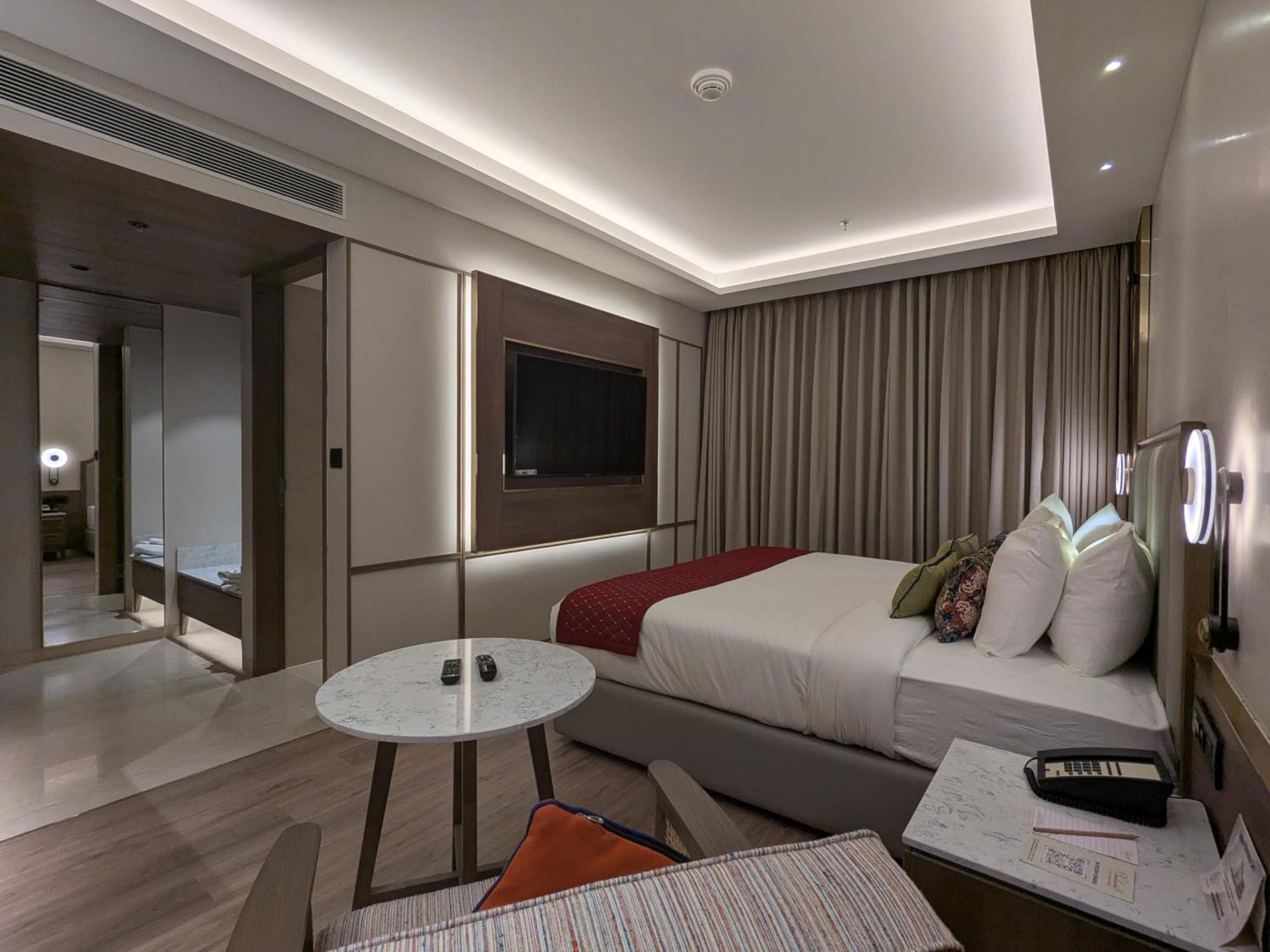 Boulevard 9 Luxury Resort & Spa Nadiād Exteriör bild