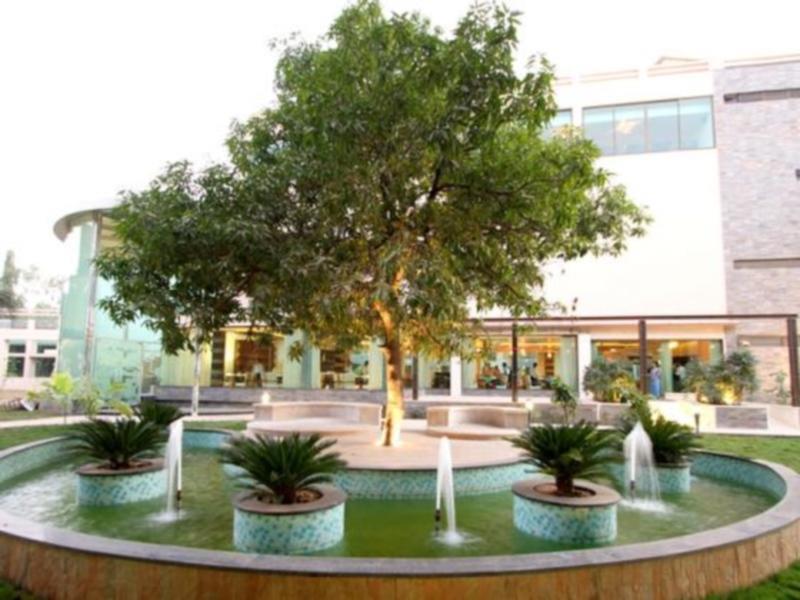 Boulevard 9 Luxury Resort & Spa Nadiād Exteriör bild